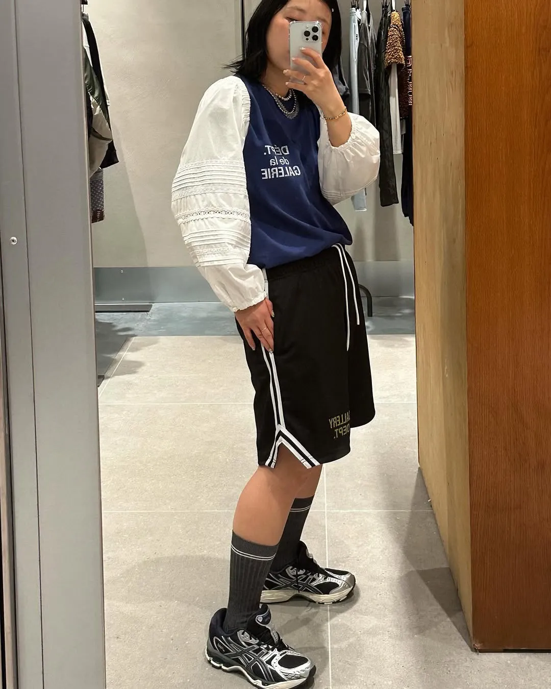 GALLERY DEPT. VENICE COURT SHORTS English mesh shorts Logo webbing wide-leg basketball shorts Black and white S-XL Original molding Loose wide-leg version American boys' first choice Breathable mesh fabric Superimposed soft material inside Comfortable and easy to match Custom-woven original consistent webbing/main mark/component wash mark Details are enlarged to follow